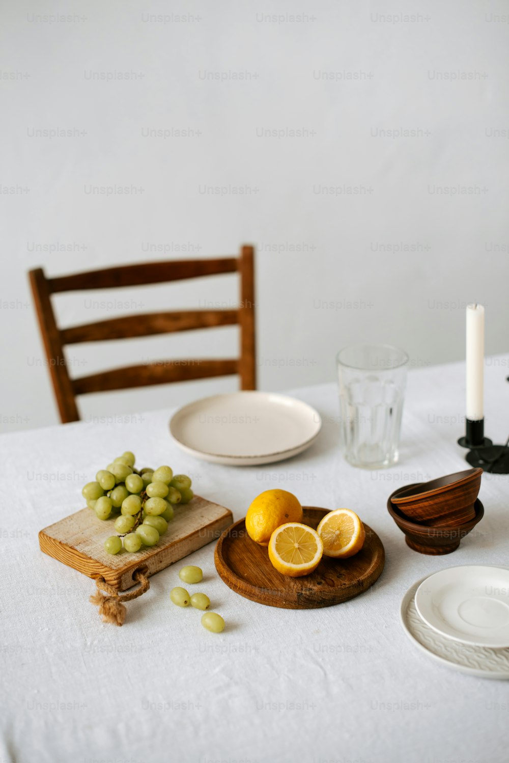 una mesa cubierta con un plato de fruta y un cuchillo