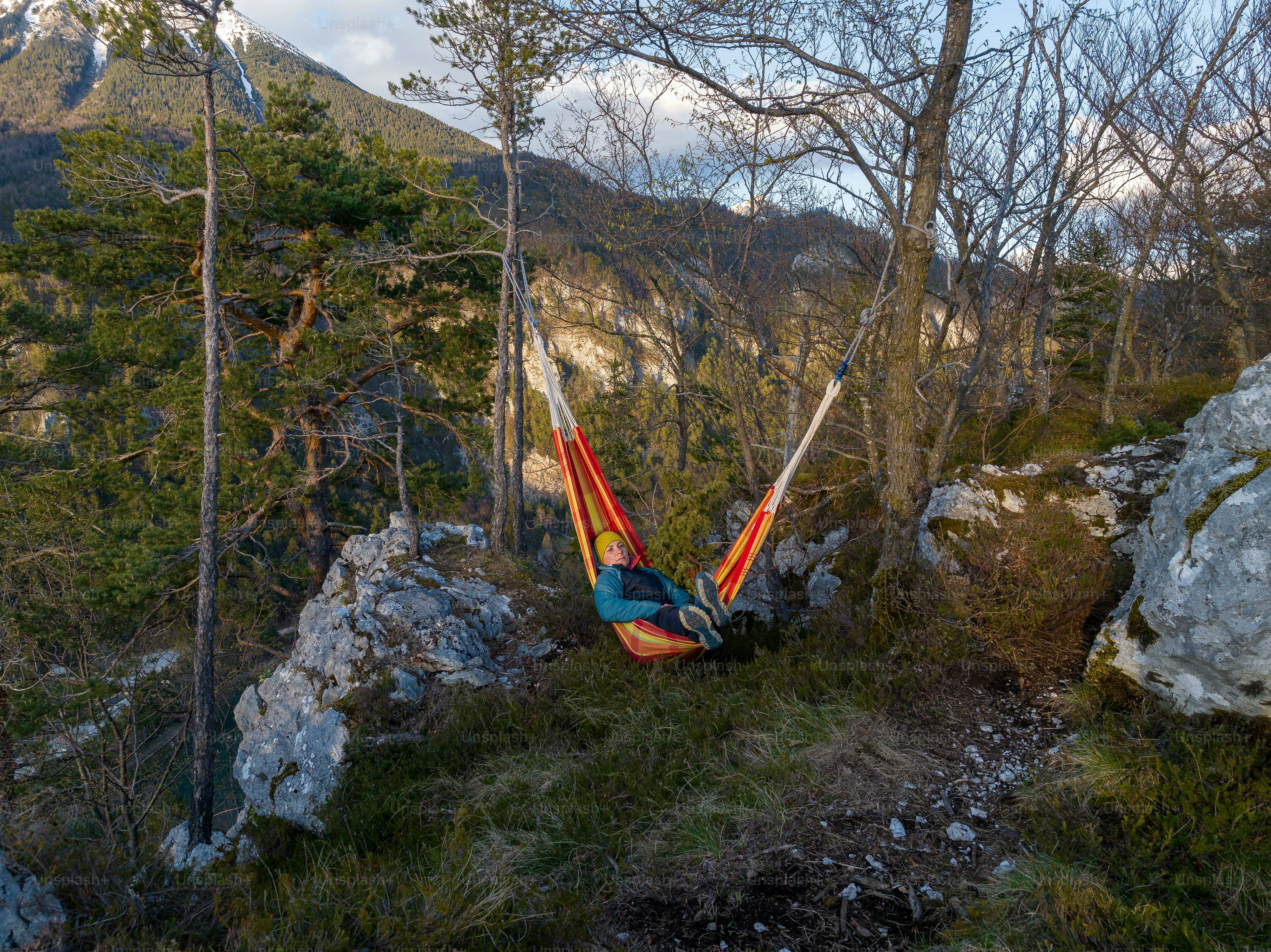 Un hamac suspendu à un arbre dans les montagnes