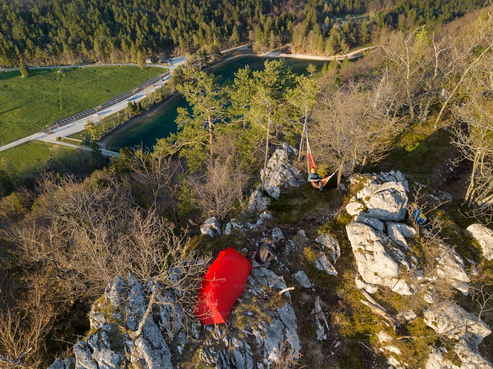 Una canoa roja está sentada en un acantilado rocoso