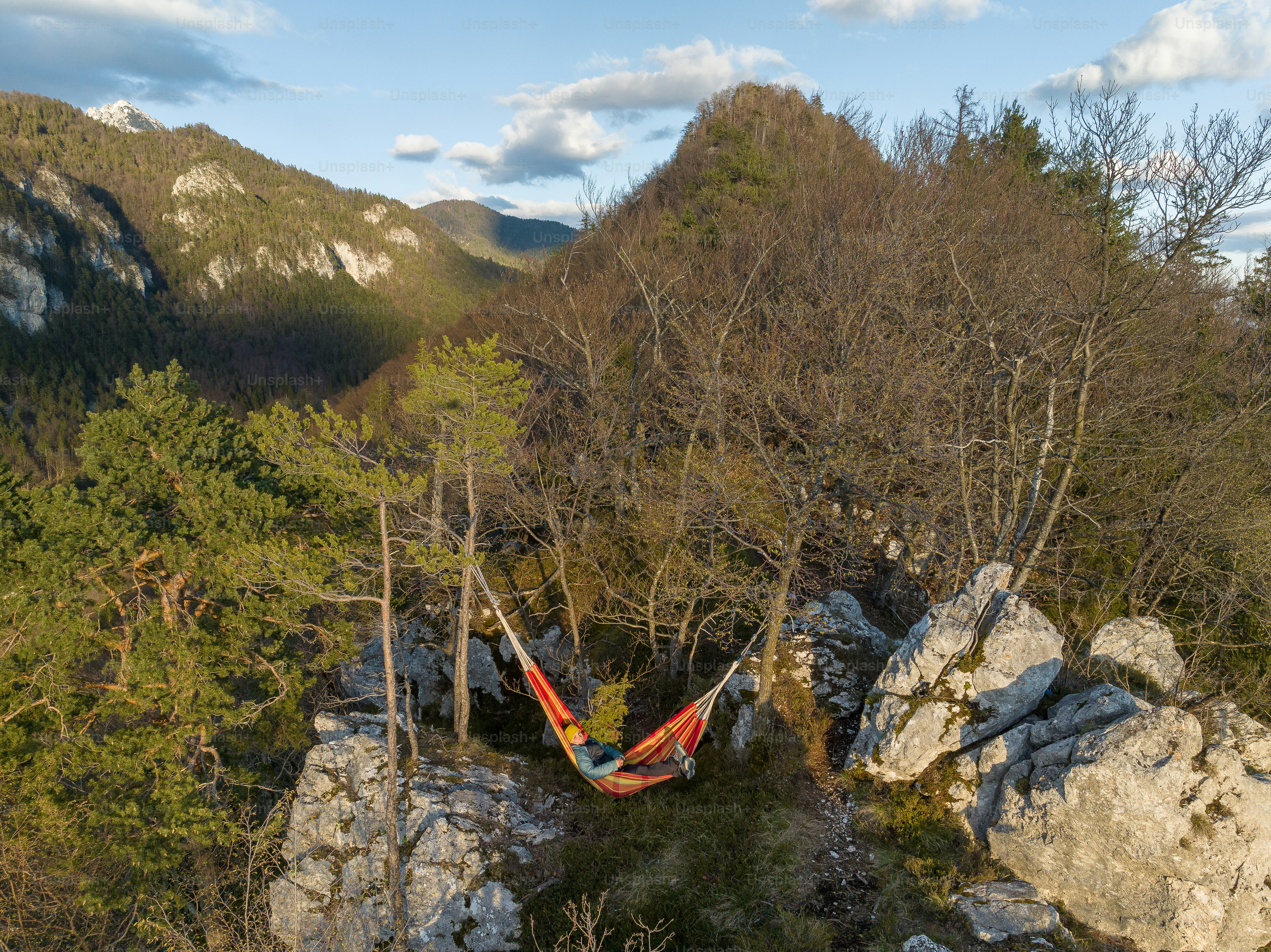 un hamac suspendu entre deux gros rochers