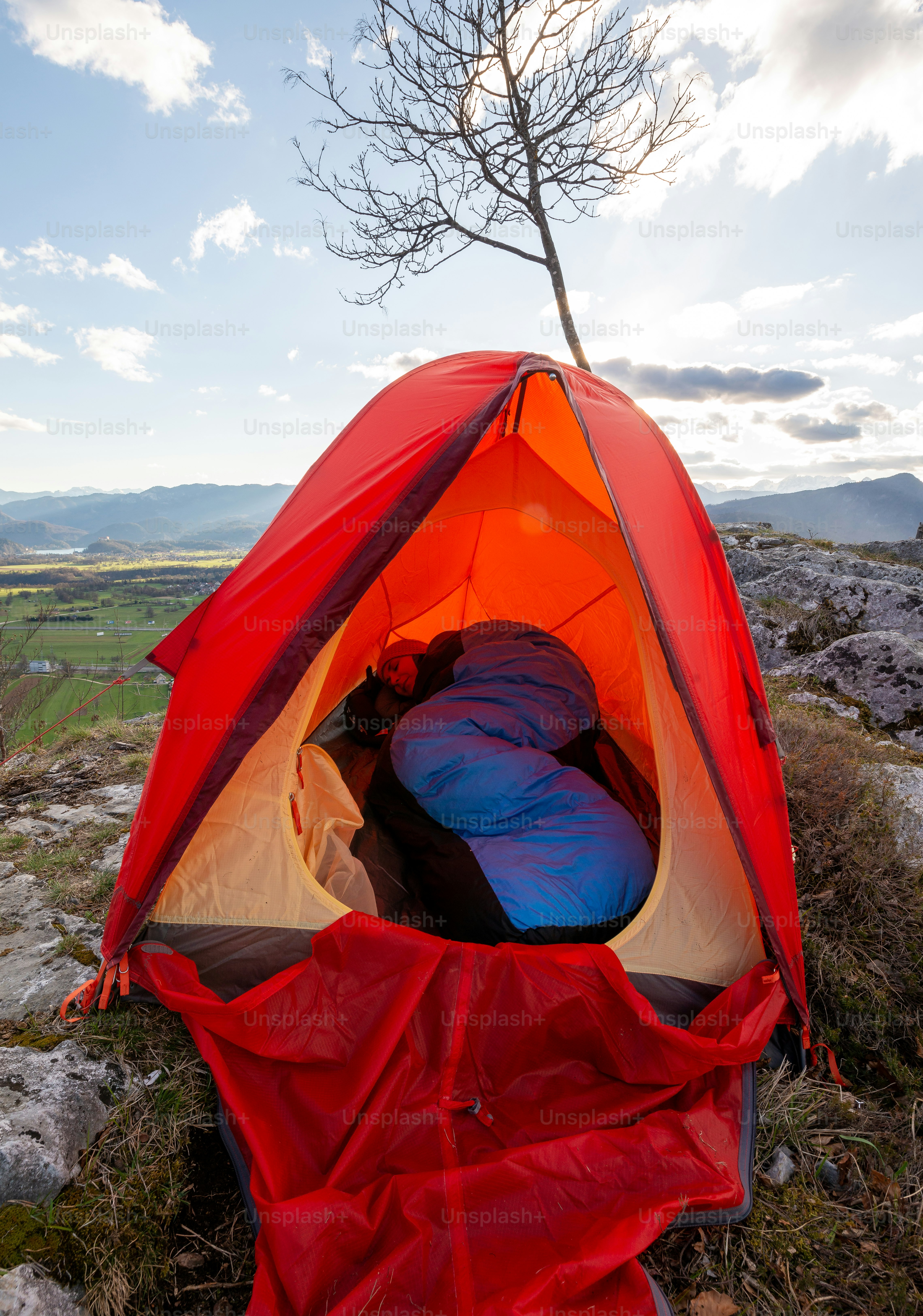 寝袋が入った赤いテント