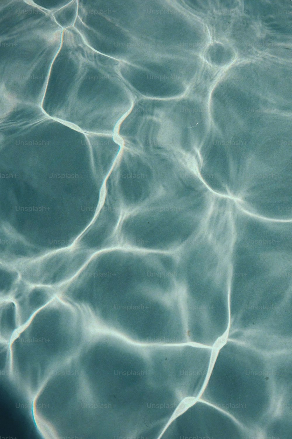 Un primer plano de una piscina con agua clara