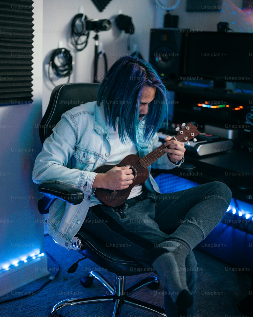 um homem com cabelo azul tocando uma guitarra