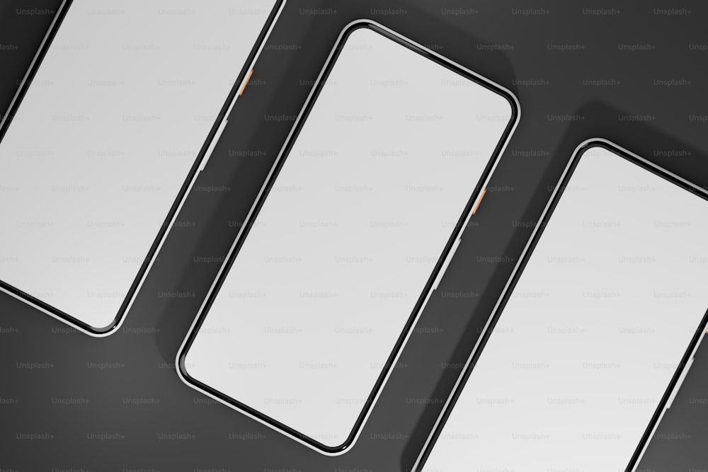 Un conjunto de cuatro pantallas en blanco sobre un fondo negro