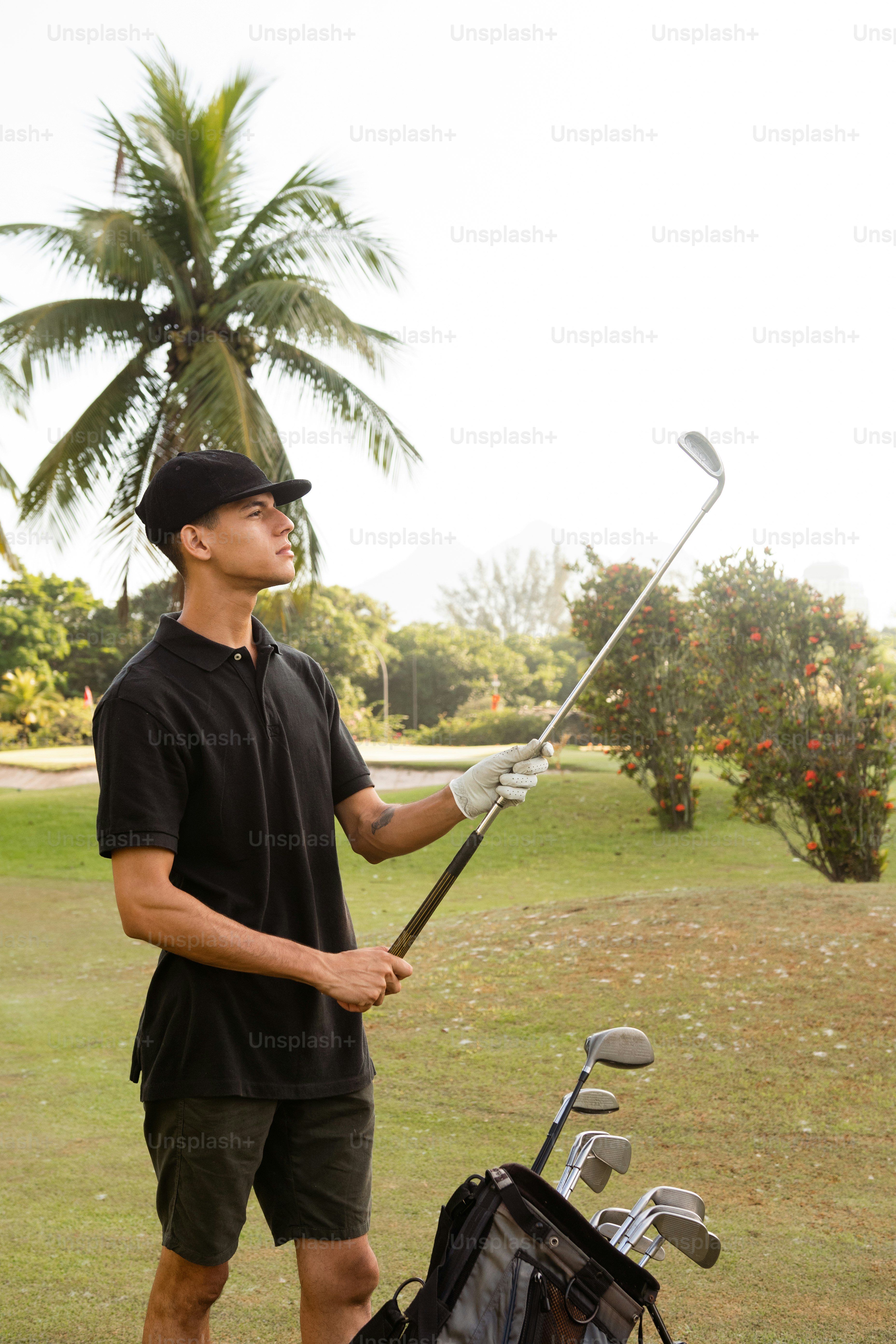 Un homme tenant un club de golf et un sac de golf