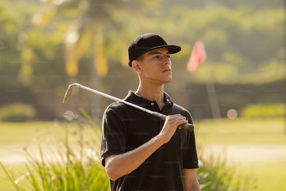 Un homme tenant un club de golf dans sa main droite