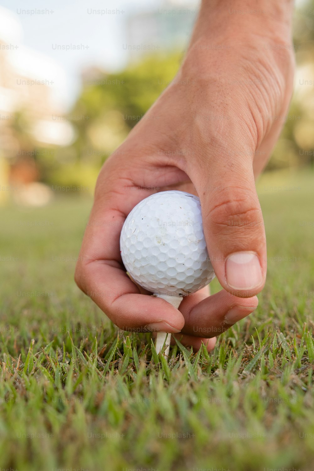 eine Person, die einen Golfball in der Hand hält