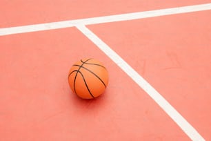 Ein Basketball, der auf einem Basketballfeld sitzt