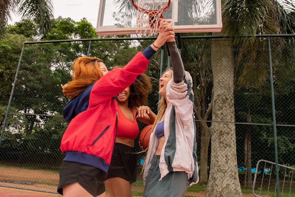 バスケットボールの試合をしている女性のカップル