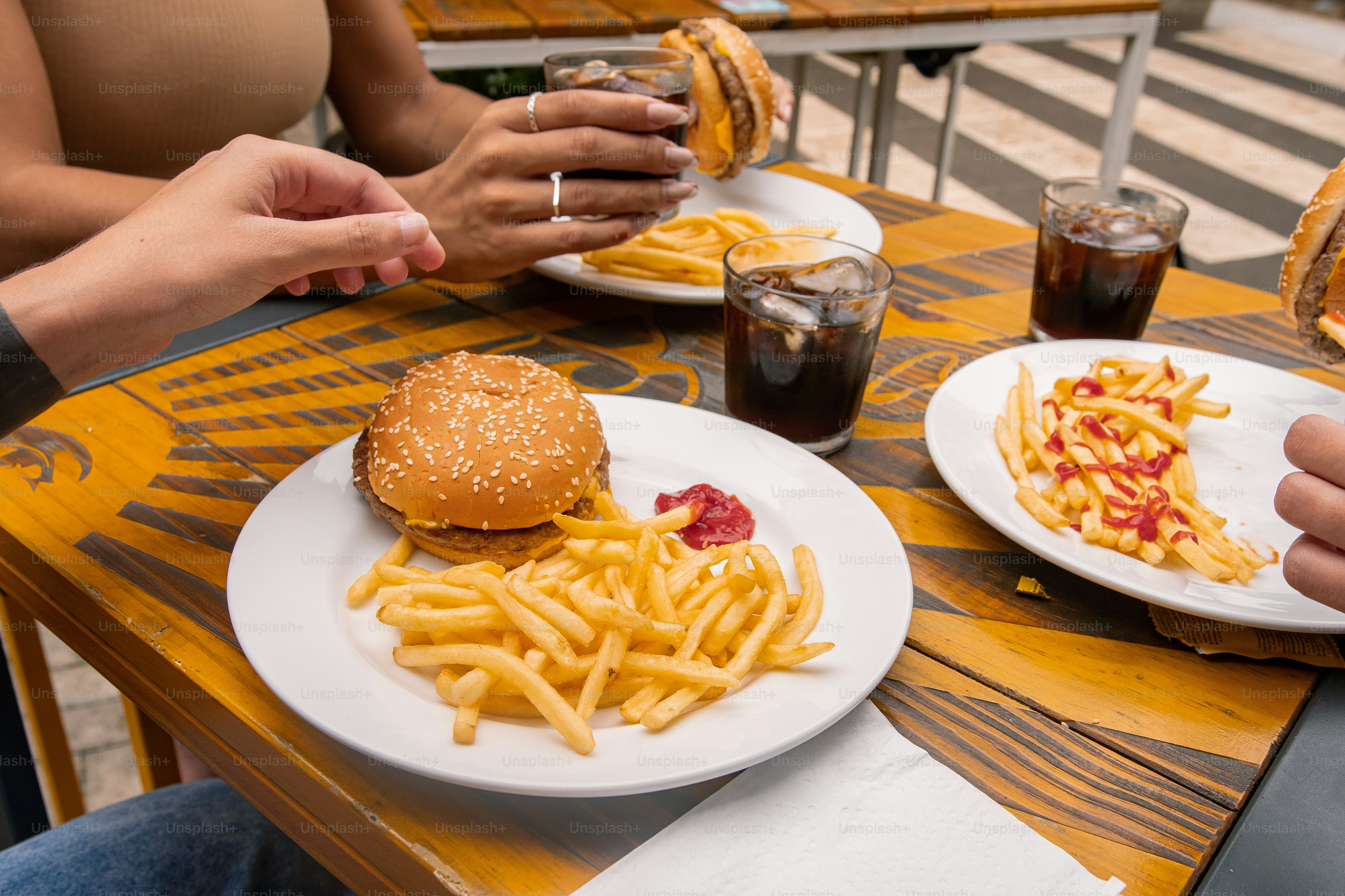 ein paar Teller mit Essen auf einem Tisch