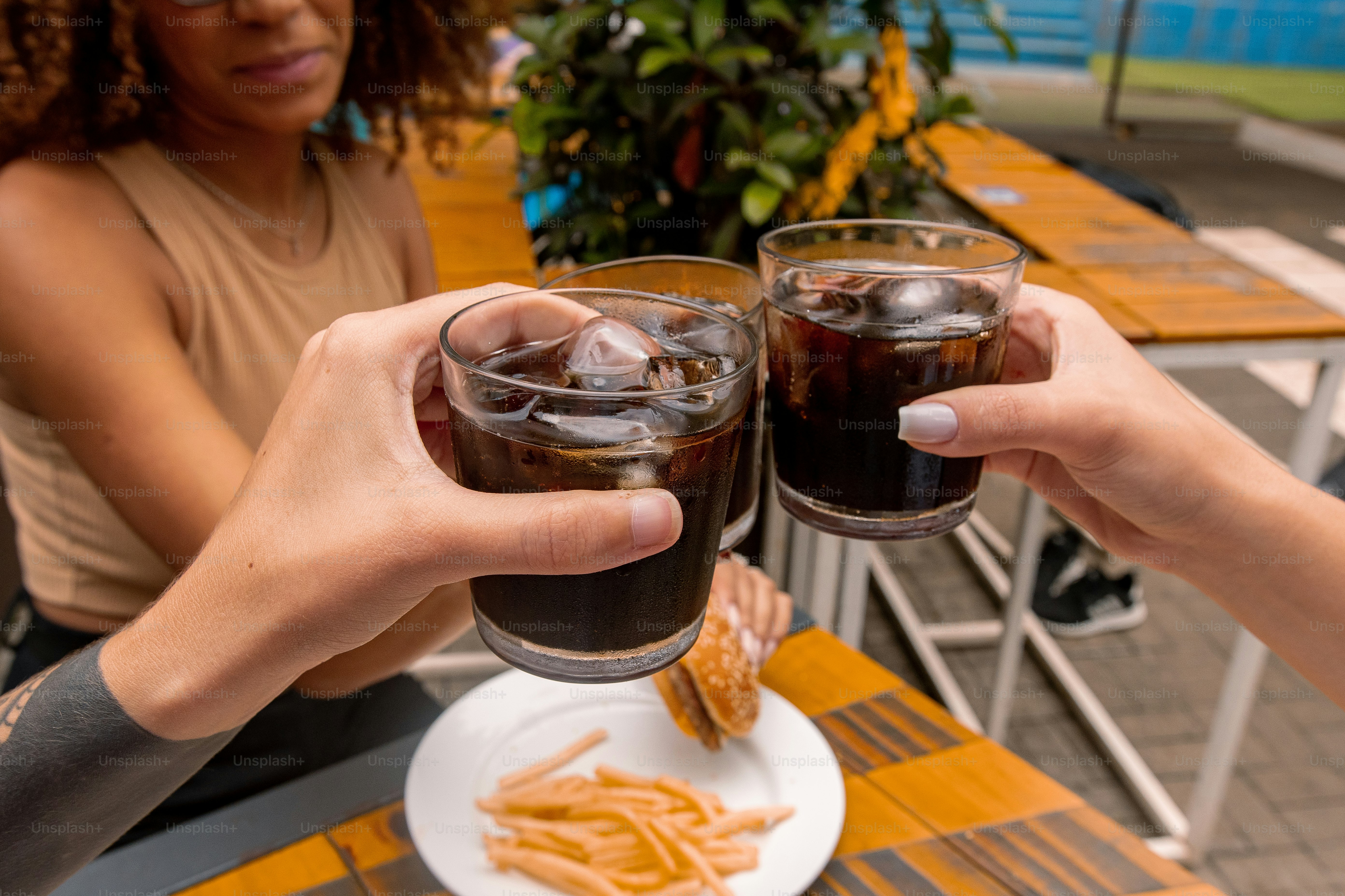 ein paar Leute, die eine Brille halten