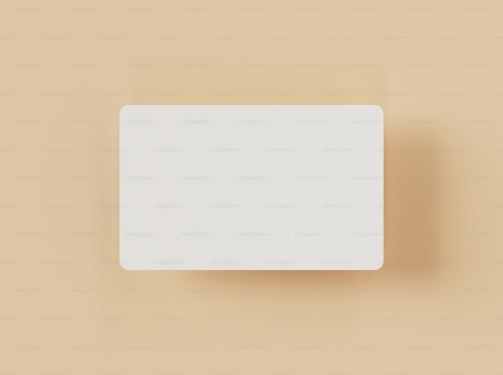Ein weißes quadratisches Objekt auf hellbraunem Hintergrund