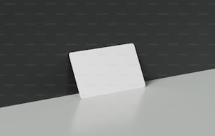 Un objeto cuadrado blanco sobre una superficie blanca