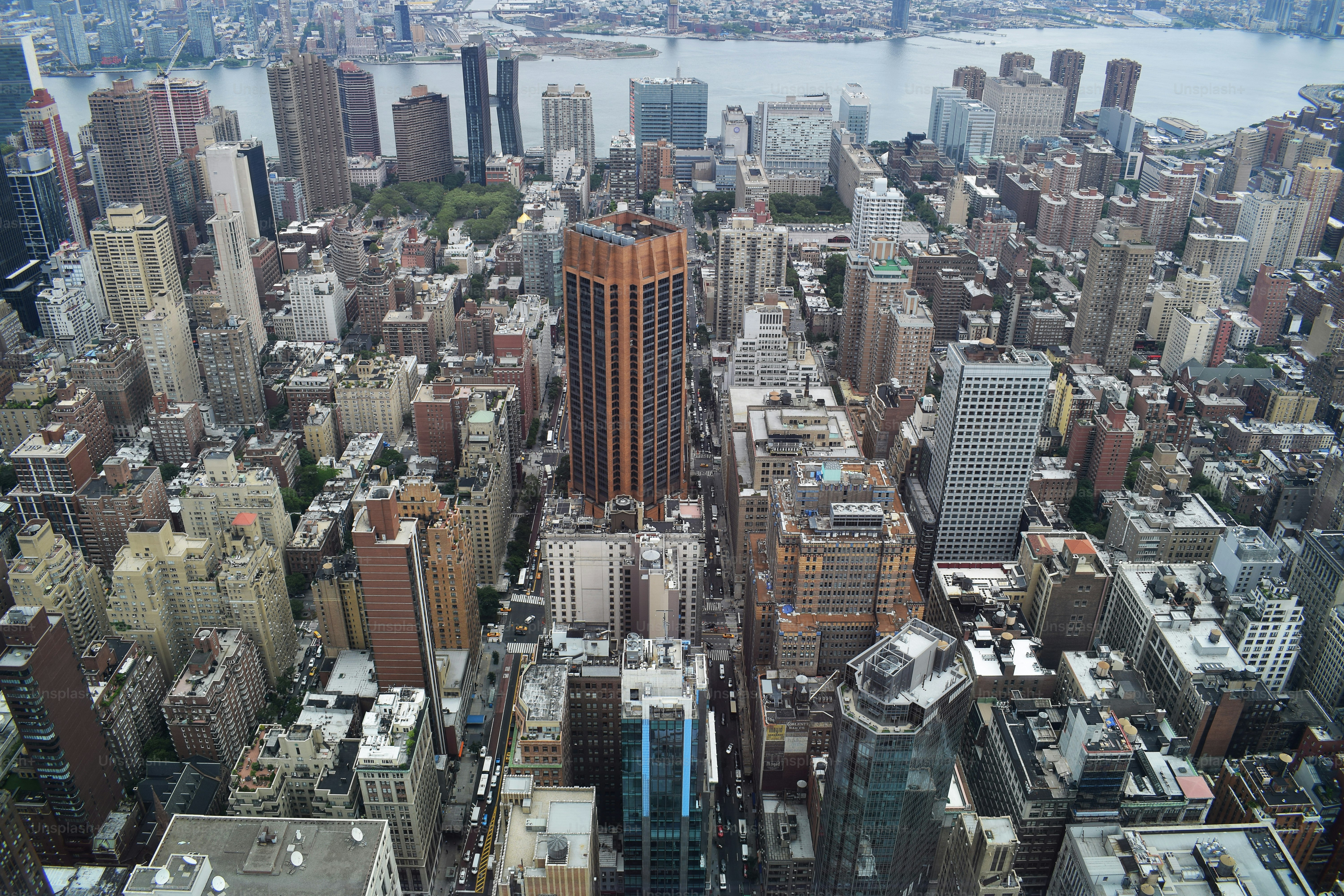 uma vista aérea de uma cidade com edifícios altos