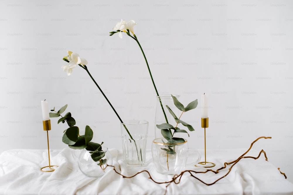 uma mesa coberta com vasos cheios de flores e vegetação