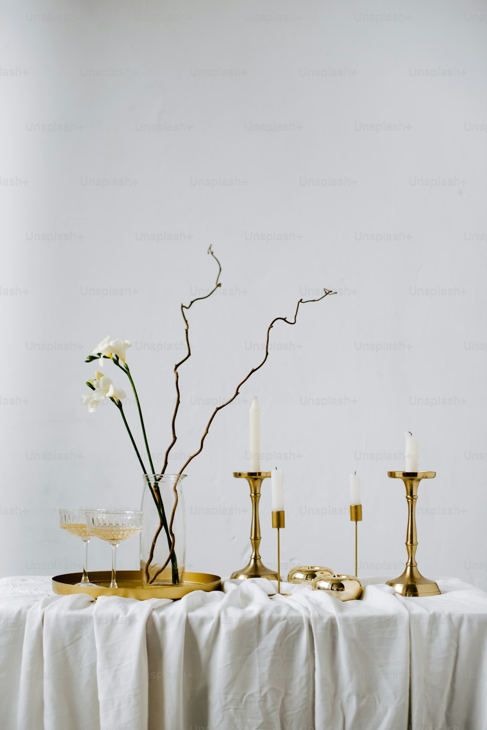 uma mesa coberta com velas e um vaso cheio de flores