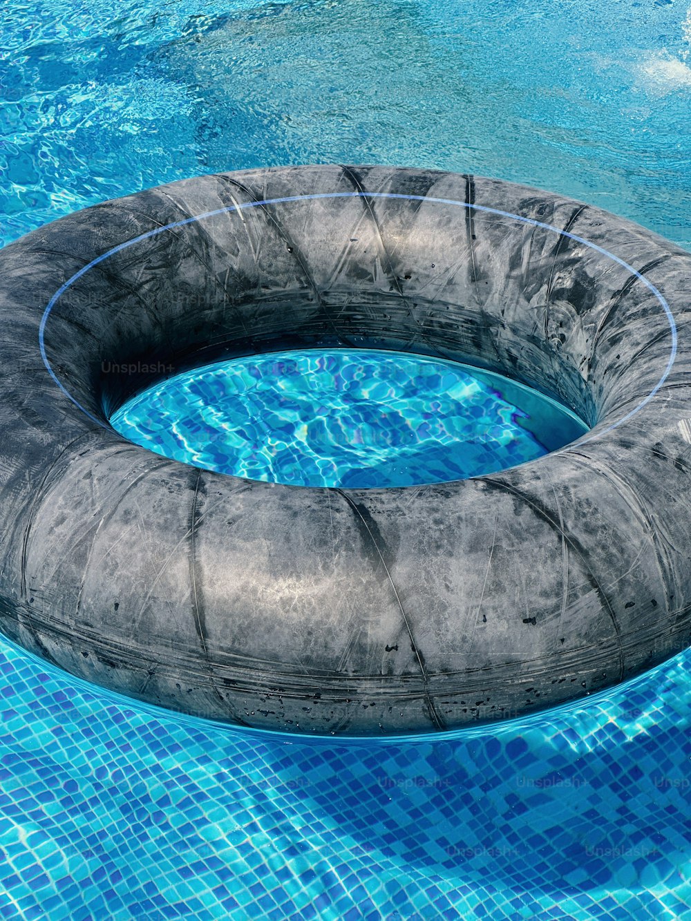 um anel inflável flutuando em uma piscina