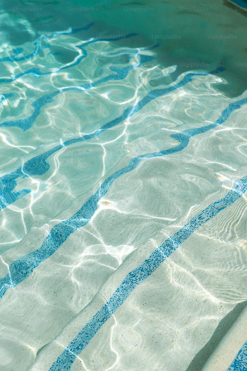 Un primer plano de una piscina con agua clara