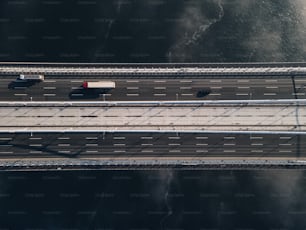 une vue aérienne d’un pont avec des voitures dessus