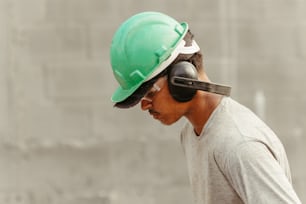 un homme portant un casque vert et des écouteurs