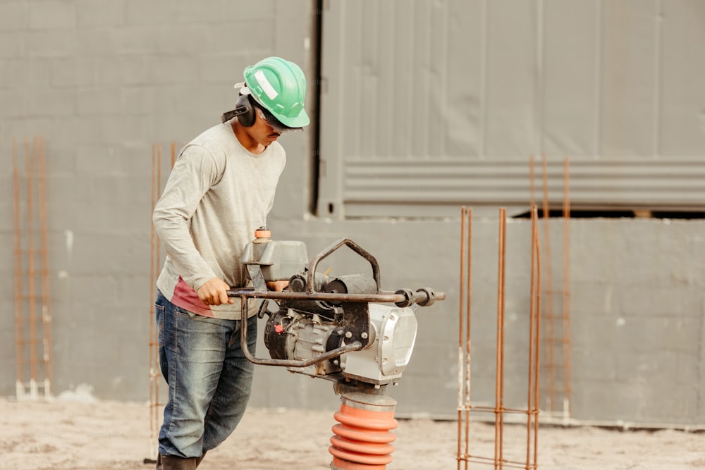 Un uomo con un elmetto che lavora in un cantiere edile