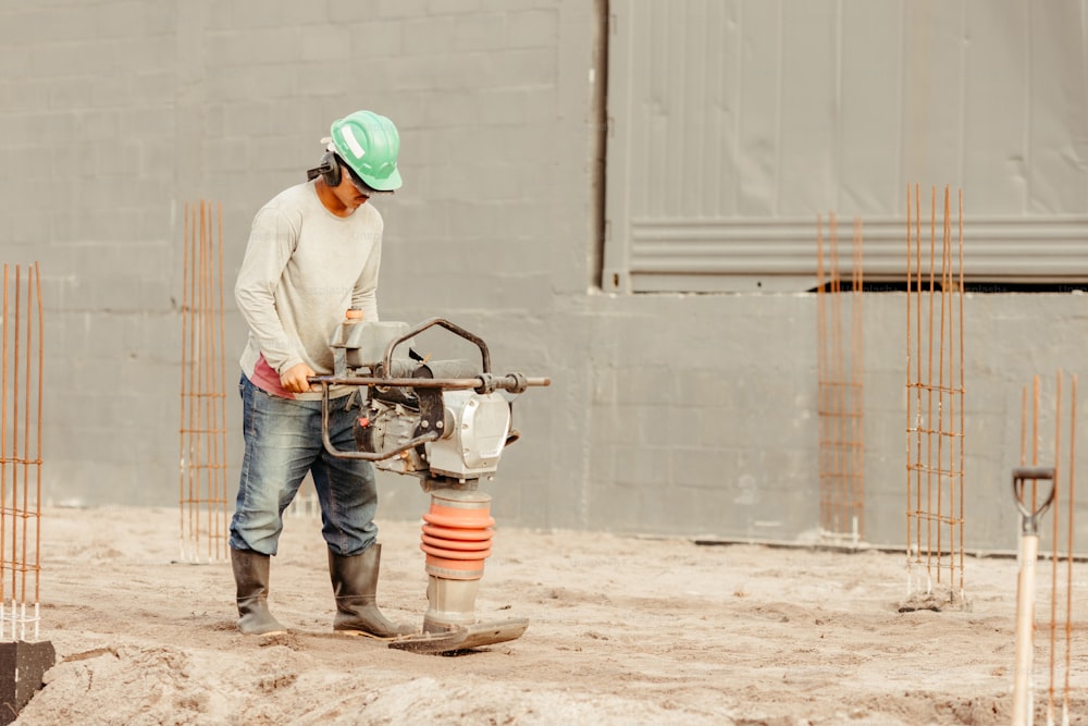 Un uomo con un elmetto che lavora in un cantiere edile