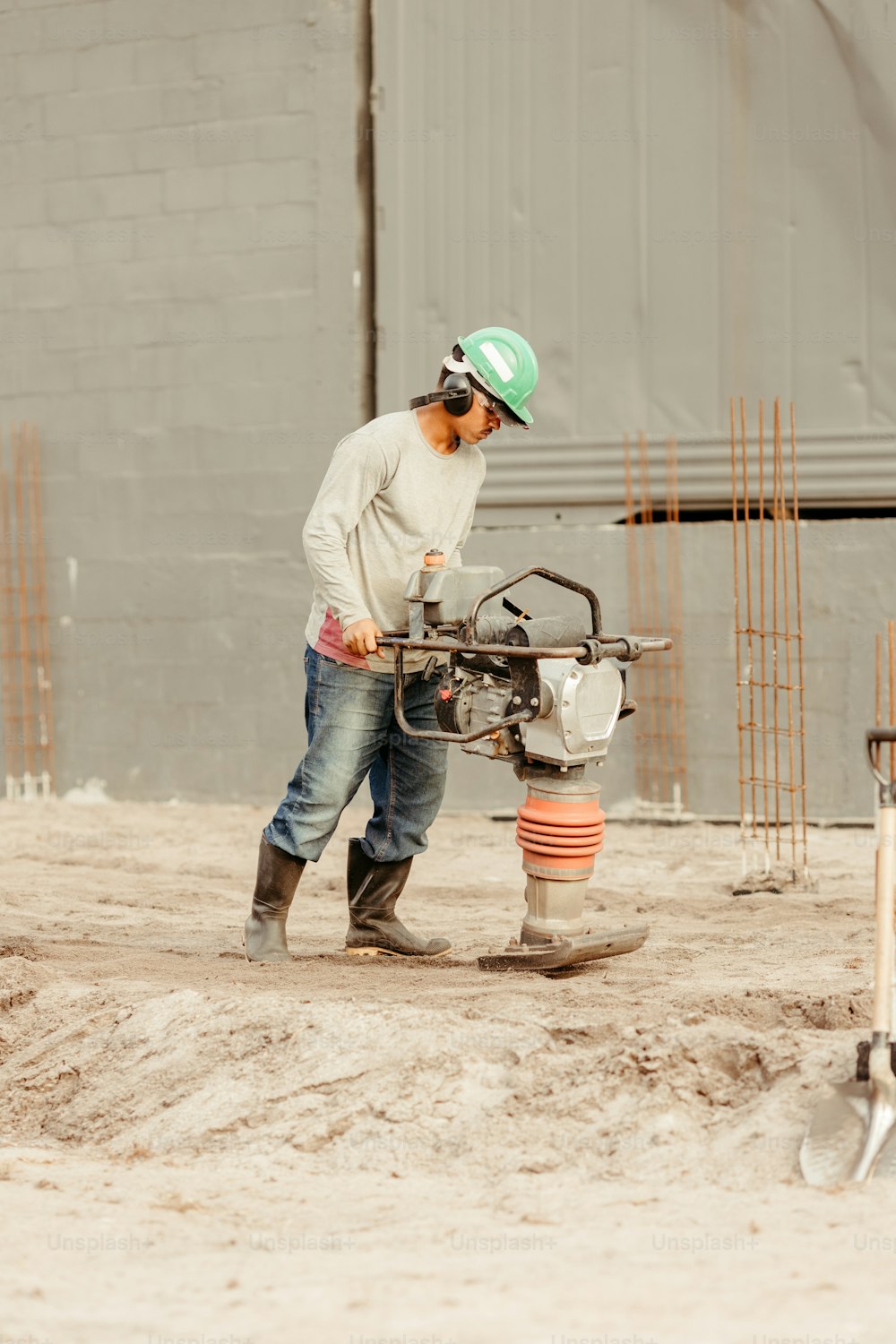Un hombre con casco trabajando en un sitio de construcción