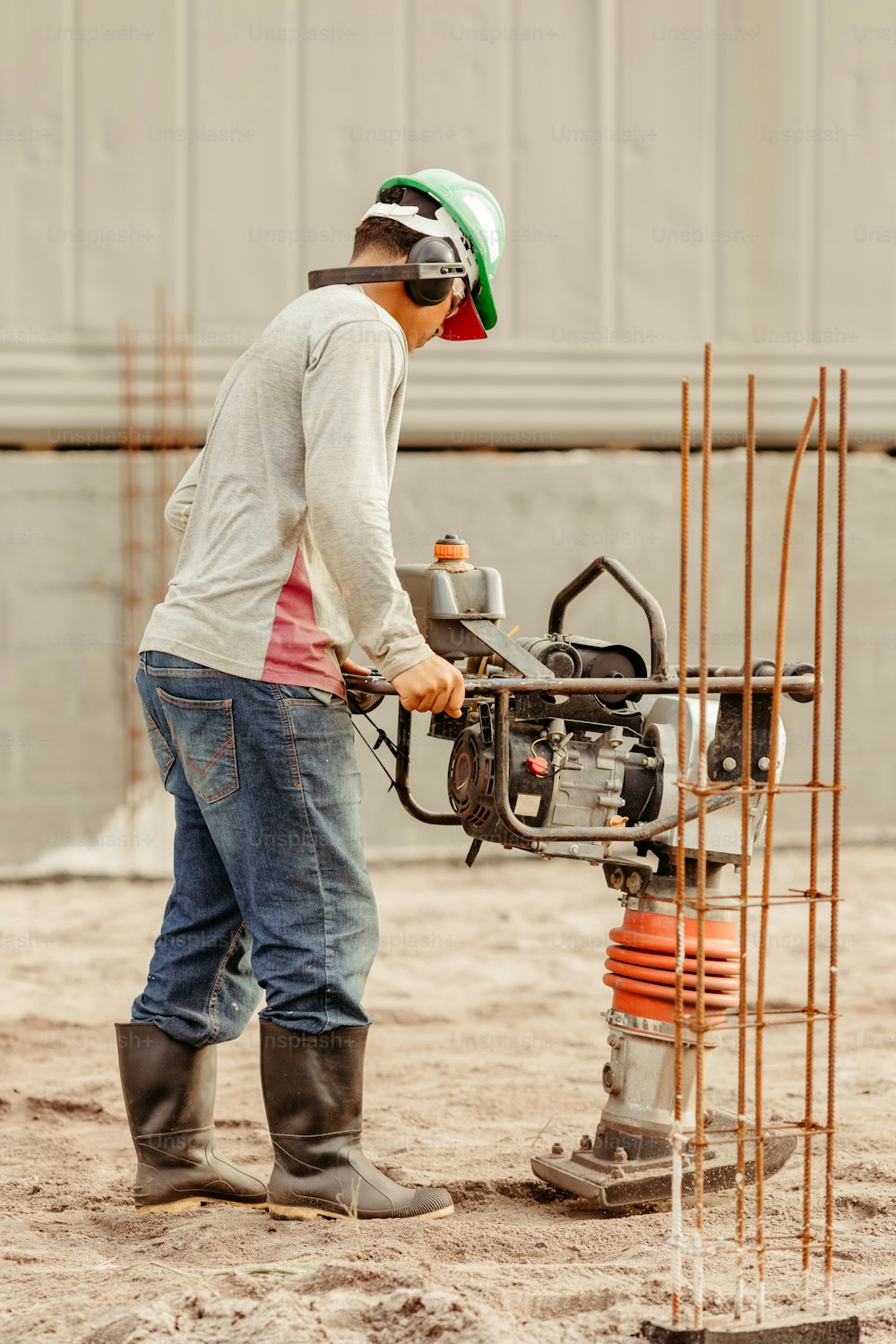 Un hombre está trabajando en un proyecto de construcción