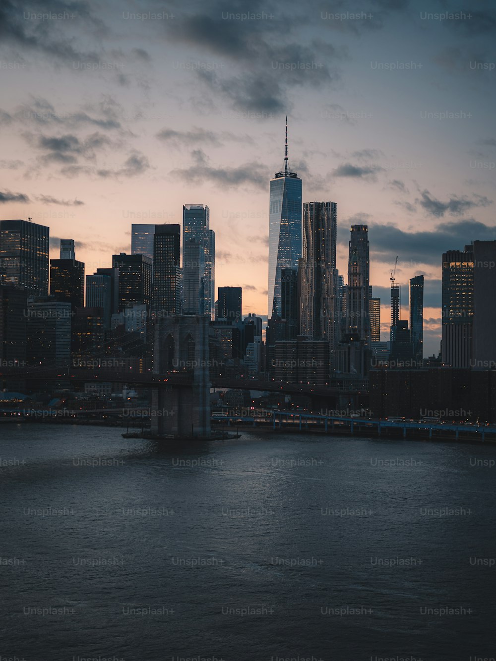 Ein großes Gewässer mit einer Stadt im Hintergrund