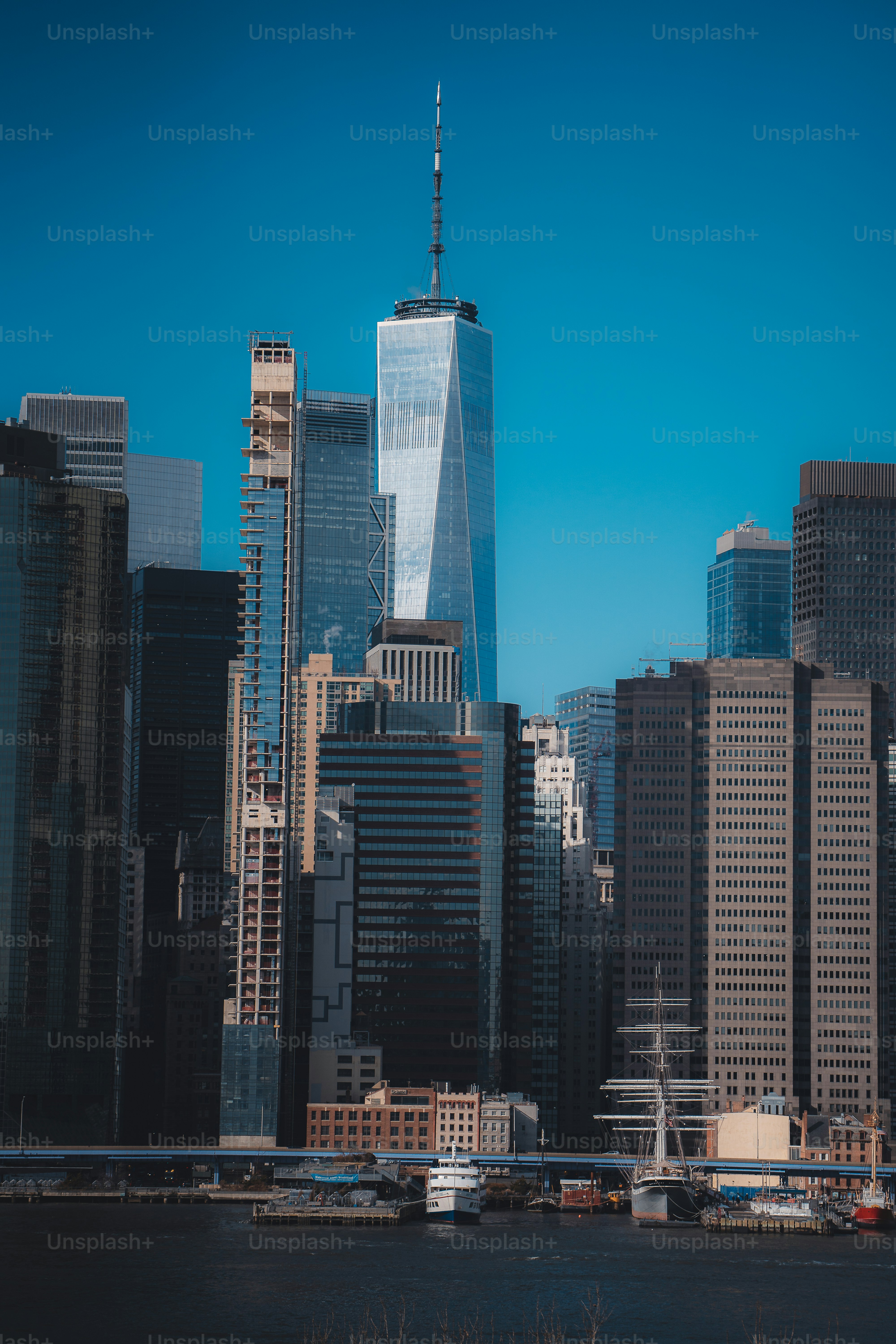 Blick auf eine Großstadt mit hohen Gebäuden