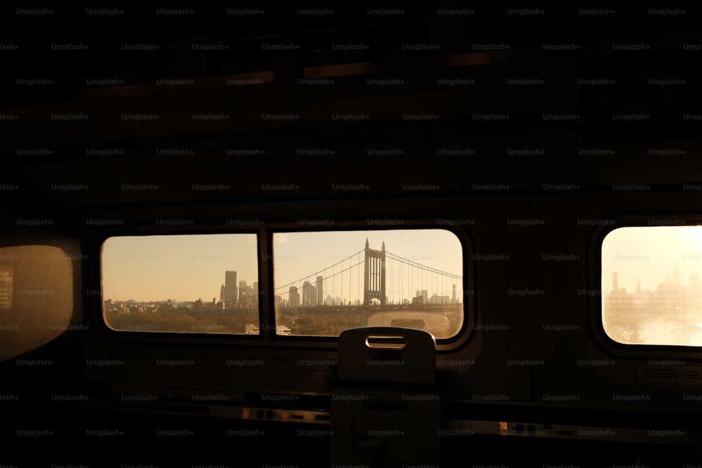 Una vista de un puente a través de dos ventanas
