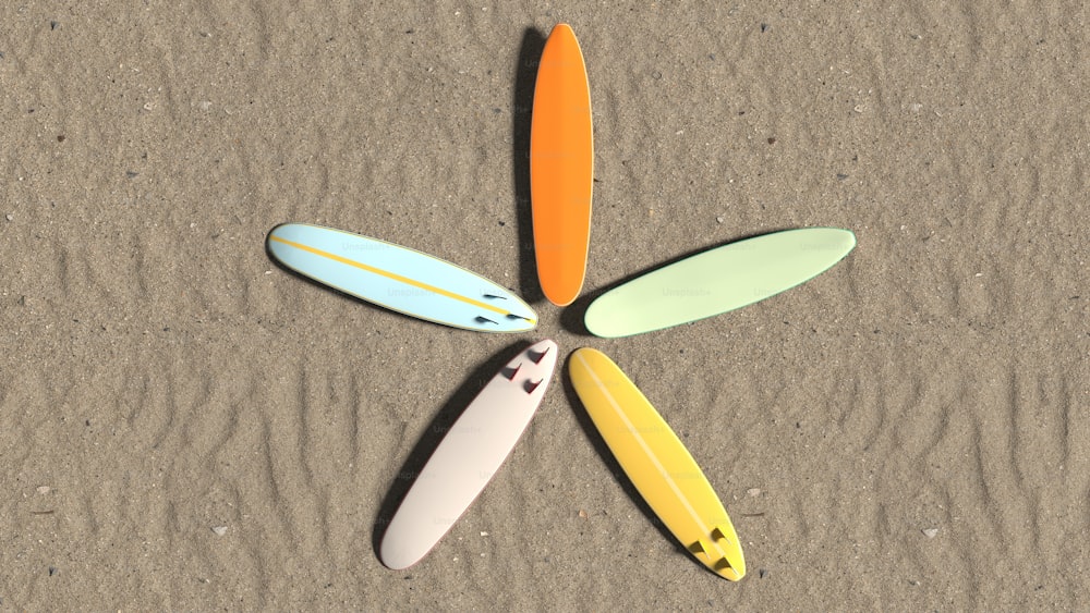 Un gruppo di tavole da surf che si trovano sulla cima di una spiaggia sabbiosa