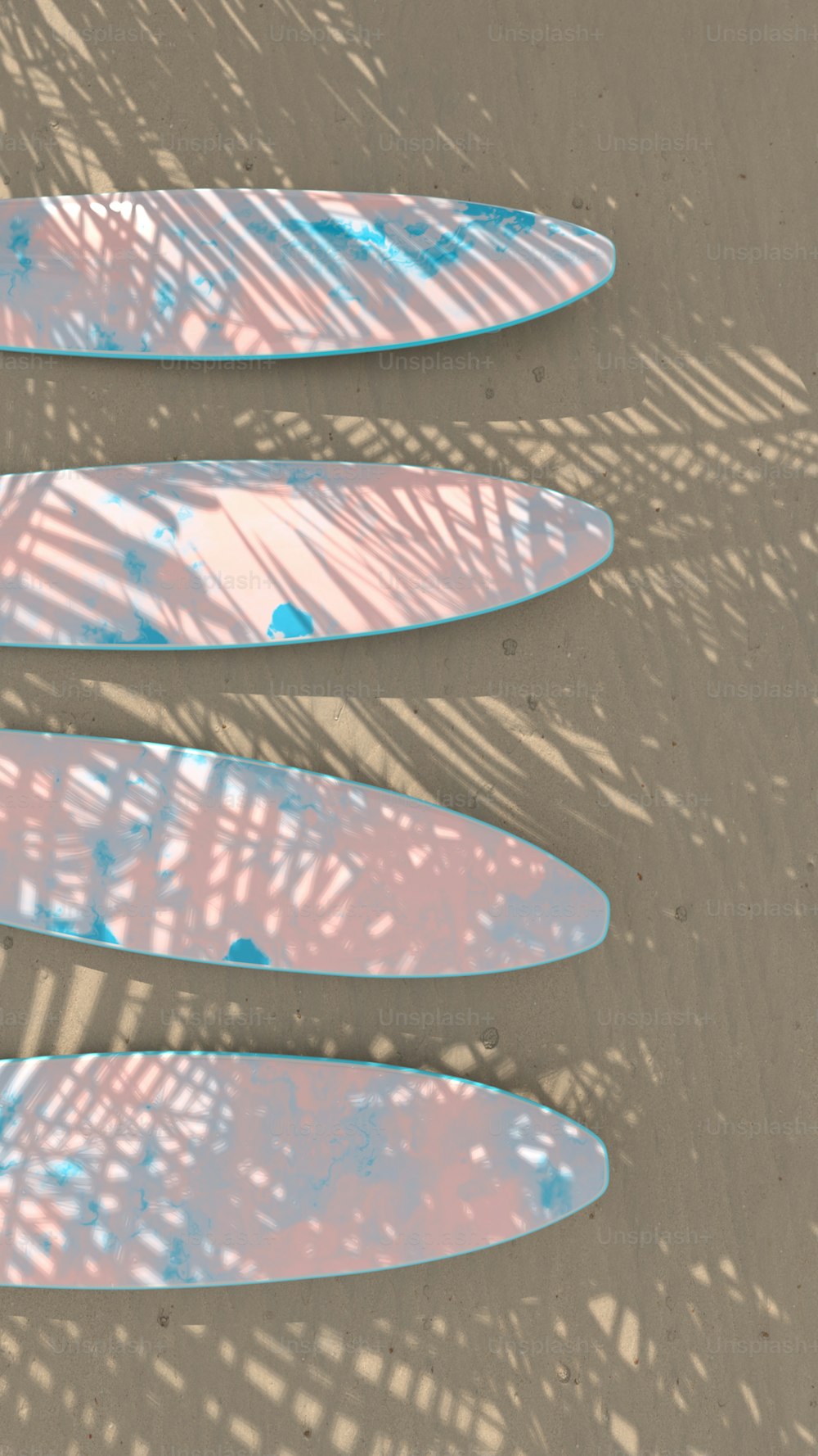 모래 사장 위에 누워 있는 서핑보드 무리
