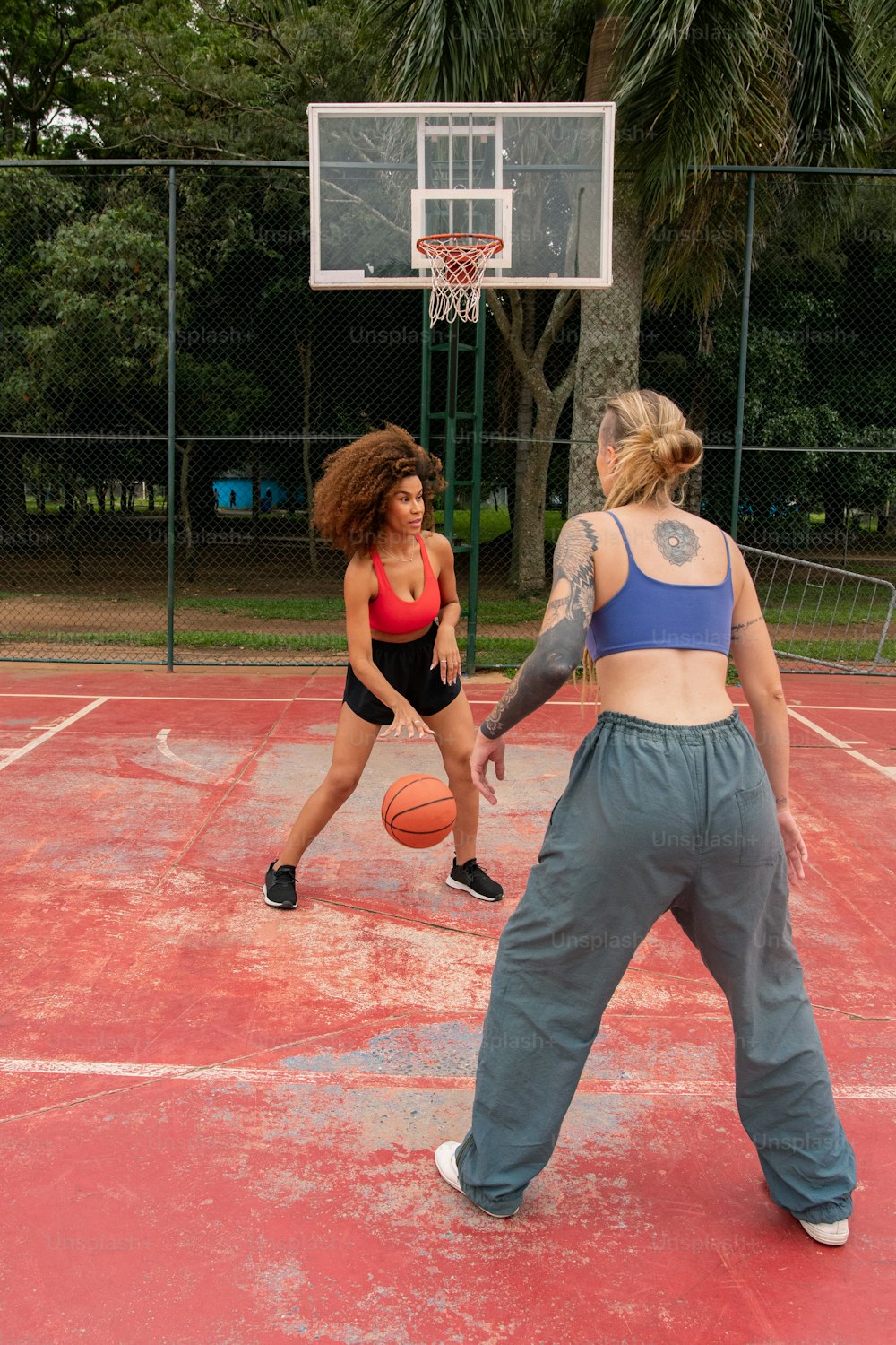 Un couple de femmes jouant au basketball