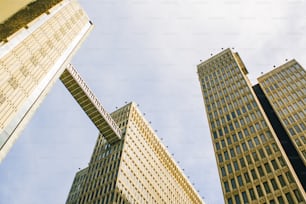 un groupe de grands immeubles debout les uns à côté des autres