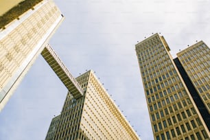 eine Gruppe von hohen Gebäuden, die nebeneinander stehen