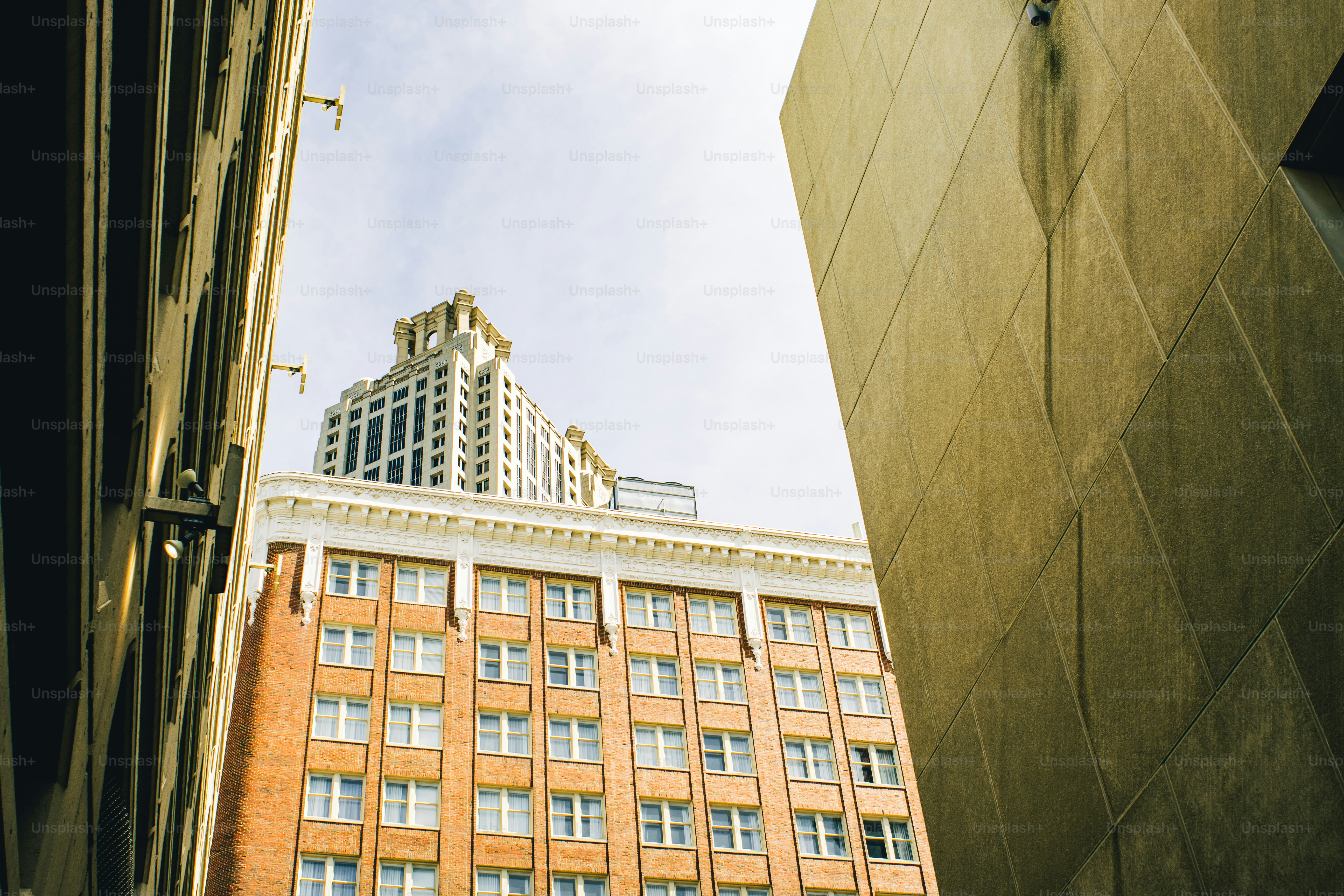 도시의 고층 빌딩을 올려다 보며