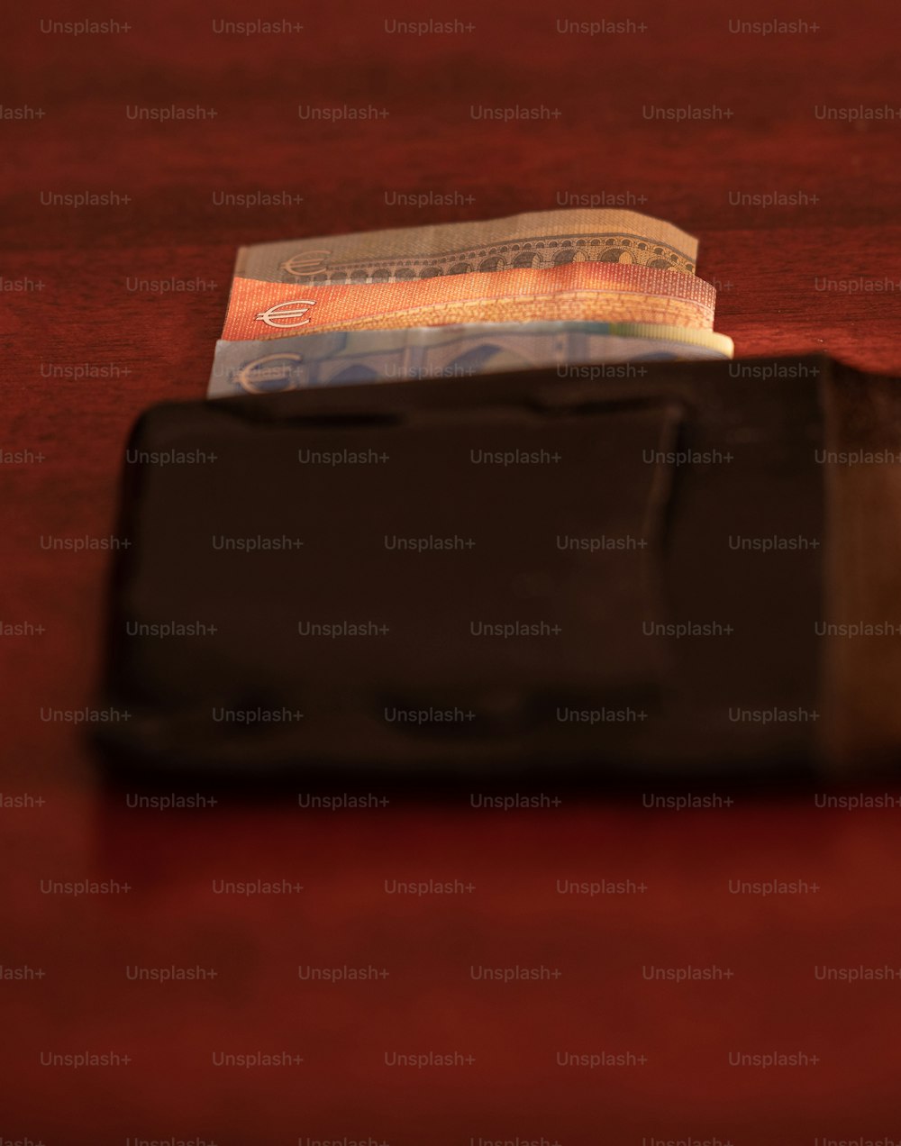 un portafoglio seduto sopra un tavolo di legno