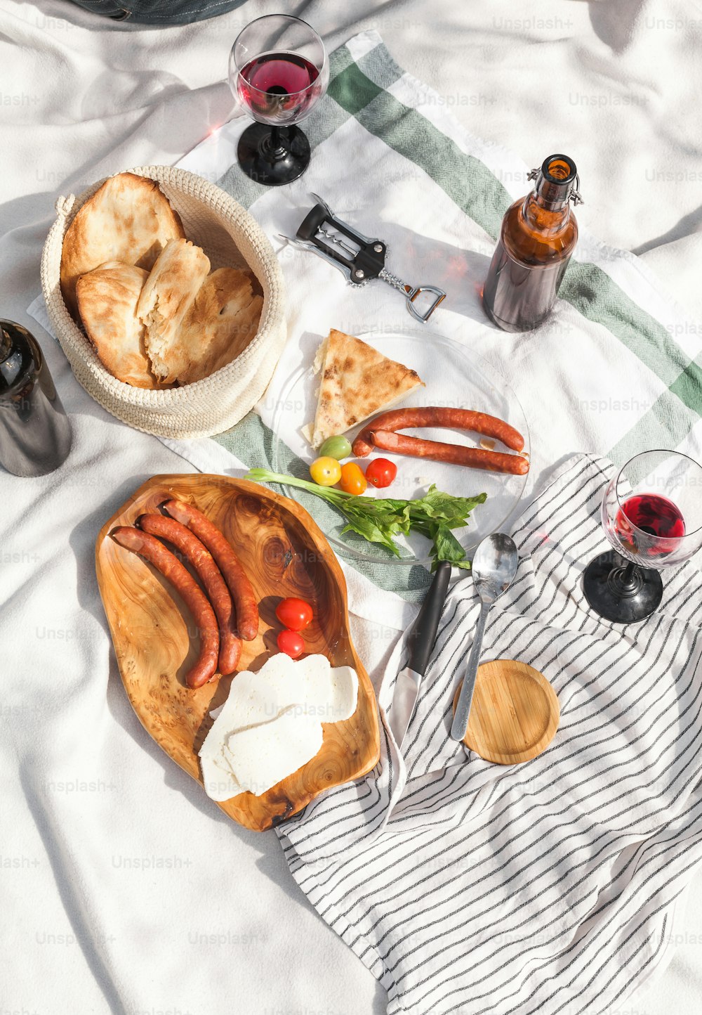 una mesa cubierta con un plato de comida junto a un tazón de comida