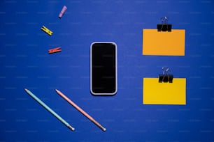 Un teléfono celular sentado encima de una mesa azul