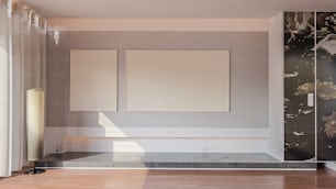 una stanza vuota con una parete tappezzata e pavimenti in legno