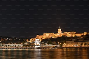Una vista nocturna de un castillo y un puente