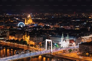 uma vista noturna de uma cidade com uma ponte