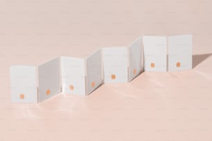 Una fila di scatole bianche sedute sopra una superficie rosa