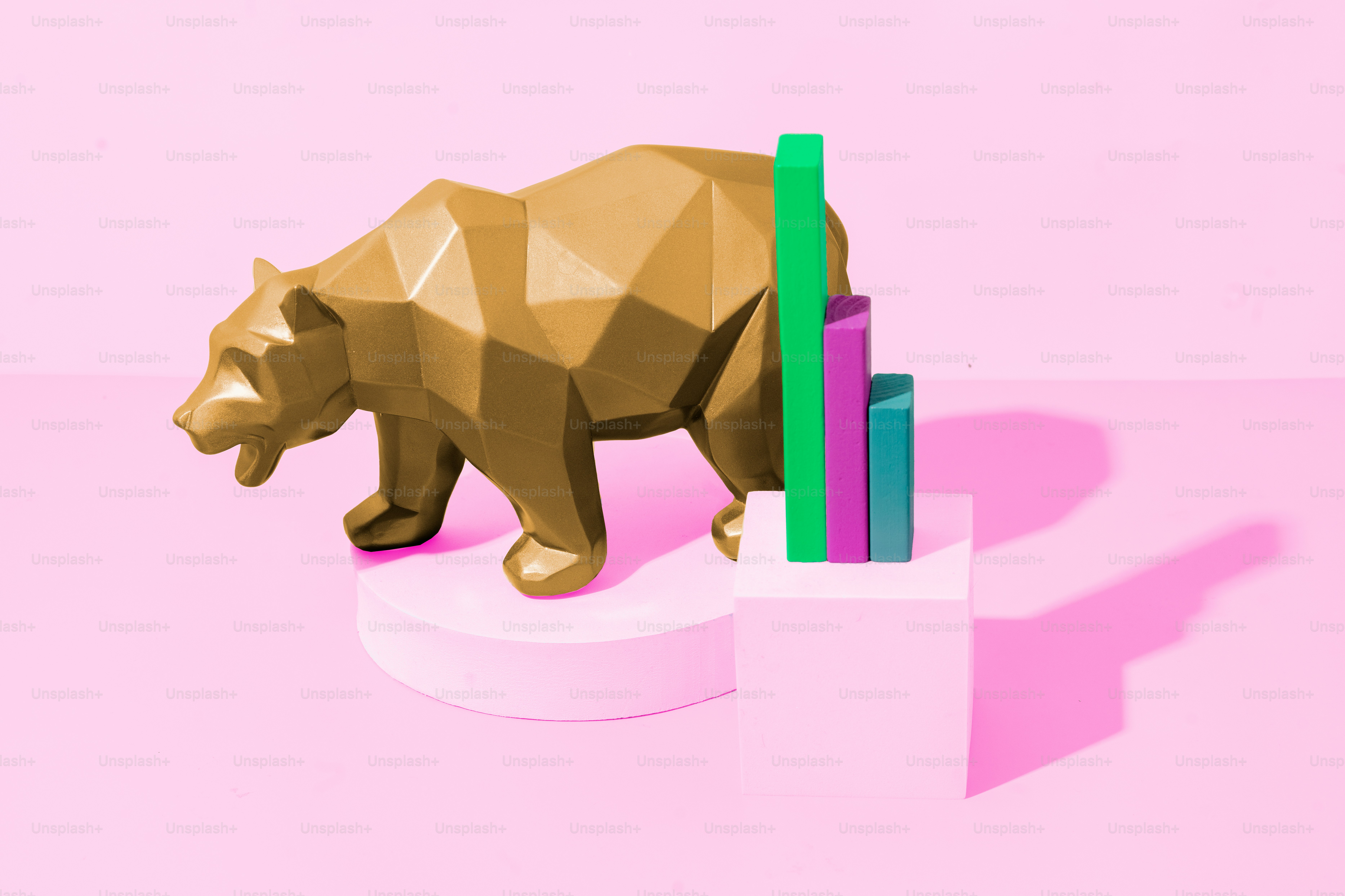 하얀 받침대 위에 서 있는 불곰