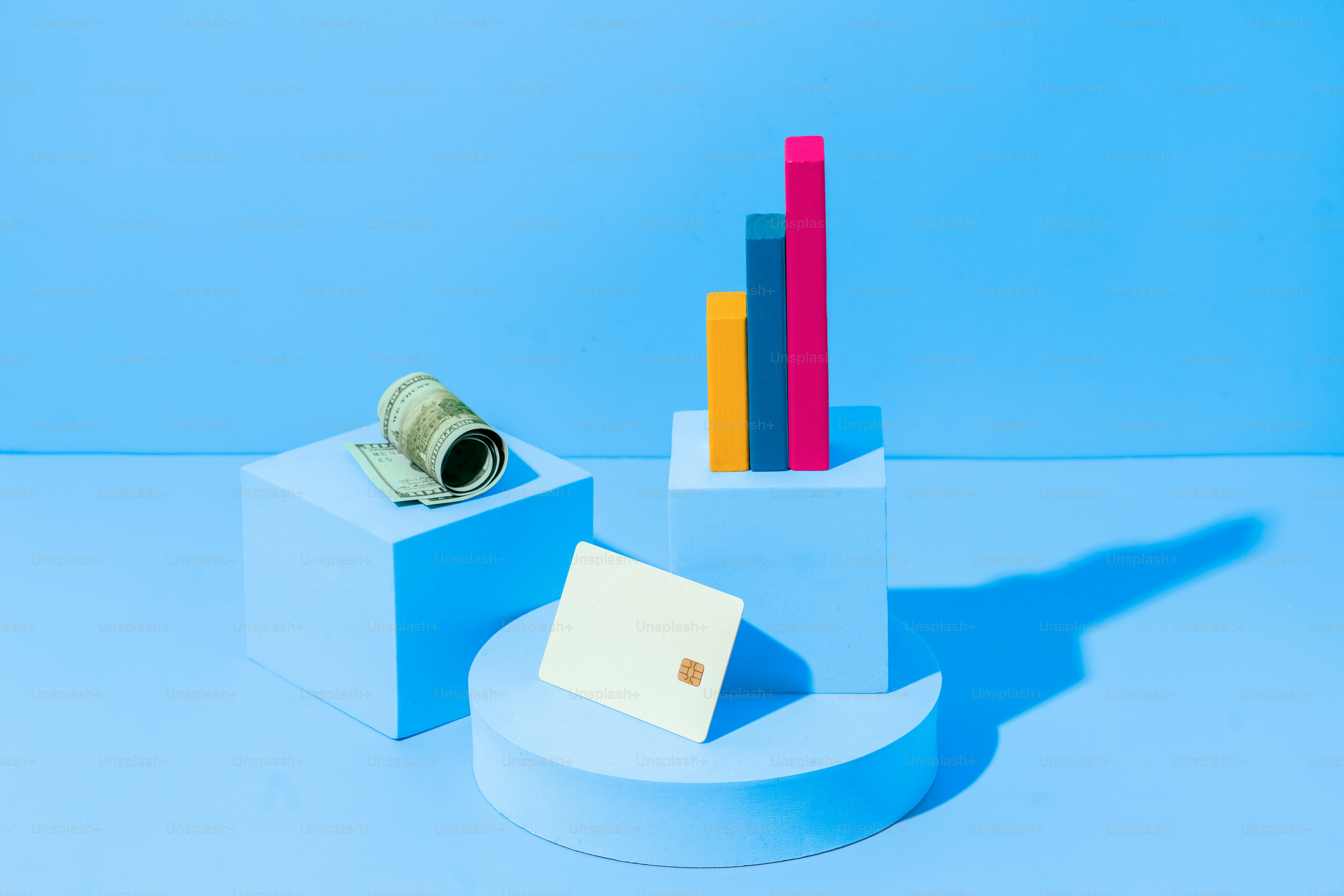 파란색 카운터 위에 앉아 있는 돈 더미