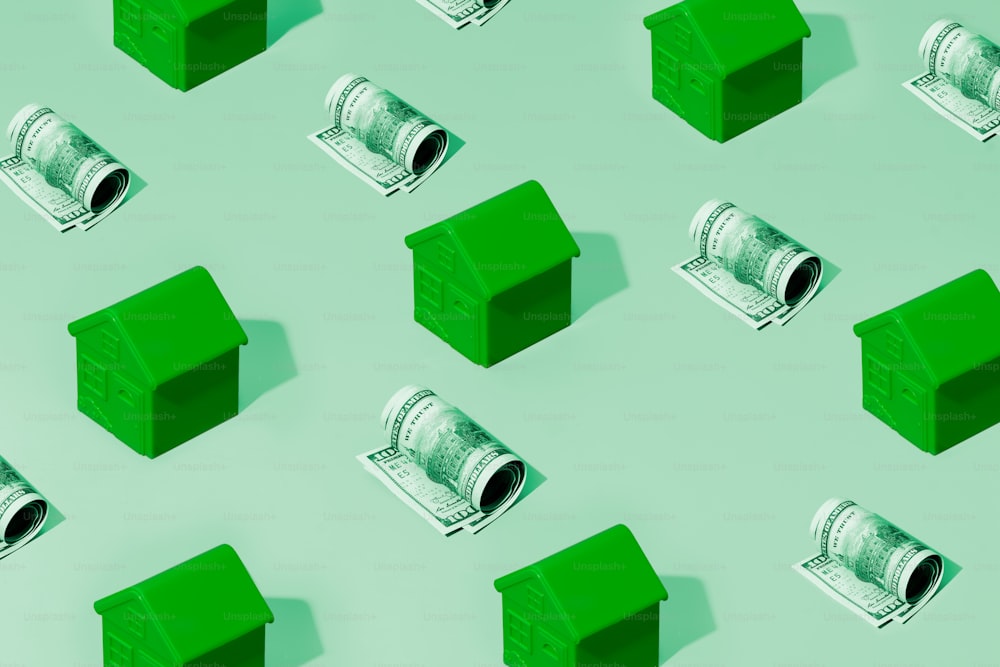Ein grünes Haus, umgeben von Stapeln von Geld
