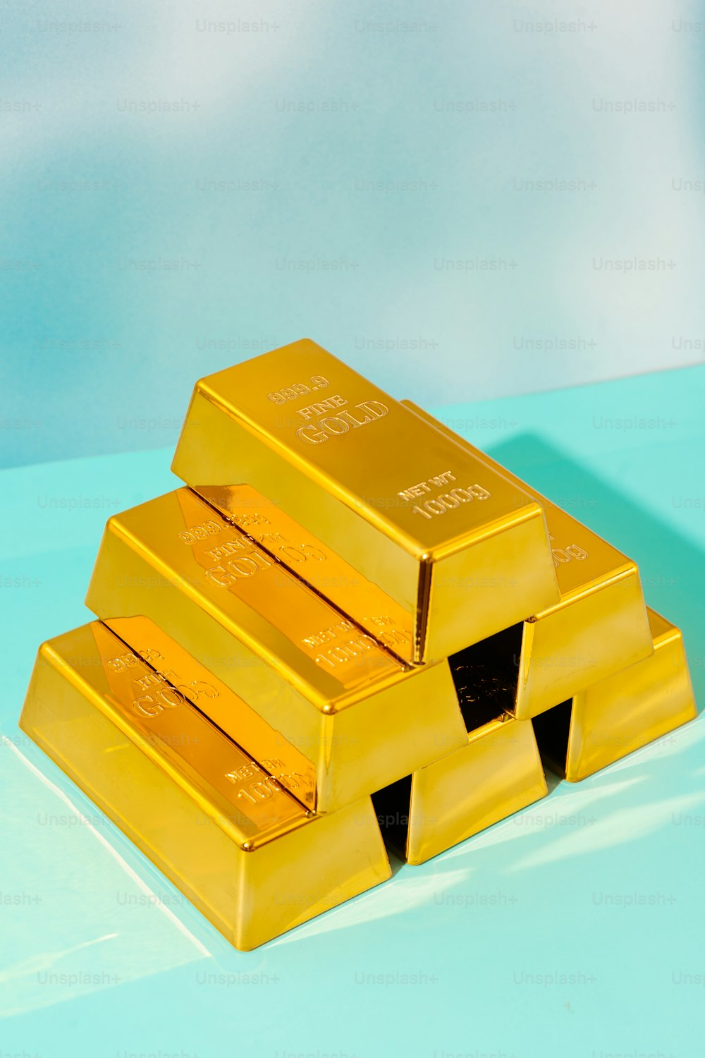 trois lingots d’or empilés les uns sur les autres