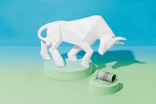 una scultura di carta di un toro e un rotolo di denaro