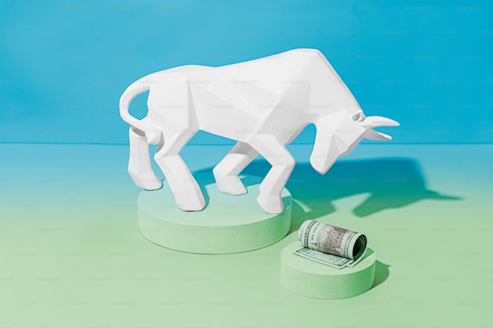 una scultura di carta di un toro e un rotolo di denaro